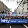 Người dân tuần hành ủng hộ Hệ thống y tế công tại London, Anh. (Nguồn: AFP/TTXVN)
