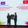 Lãnh đạo, tướng lĩnh bốn tỉnh thuộc Vương Quốc Campuchia tặng quà chúc mừng lãnh đạo tỉnh Tây Ninh. (Ảnh: Thanh Tân/TTXVN)
