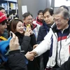 Tổng thống Hàn Quốc Moon Jae-in (phải) gặp gỡ người dân tại PyeongChang, tỉnh Gangwon sau lễ bế mạc Olympic PyeongChang. (Nguồn: Yonhap/TTXVN)