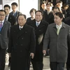 Trưởng ban Mặt trận Thống nhất Đảng Lao động Triều Tiên Kim Yong-chol (phía trước) tới dự lễ bế mạc Olympic PyeongChang, Hàn Quốc. (Nguồn: Yonhap/TTXVN)