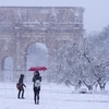 Tuyết rơi dày đặc tại thủ đô Rome. (Nguồn: AFP/TTXVN)