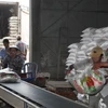 Vận chuyển gạo xuất khẩu tại Xí nghiệp Chế biến lương thực cao cấp Tân Túc (huyện Bình Chánh, TP.HCM). (Ảnh: Đình Huệ/TTXVN)