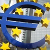 Biểu tượng đồng euro trước trụ sở cũ của ECB ở Frankfurt, Đức. (Nguồn: AFP/TTXVN)