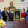 Thường trực Hội đồng nhân dân tỉnh Nghệ An trao tặng quà lưu niệm cho Chủ nhiệm Ủy ban Dân tộc của Quốc hội Lào. (Ảnh: Bích Huệ/TTXVN)