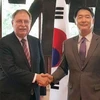 Trưởng đoàn đàm phán của Hàn Quốc Chang Won-sam (phải) và Trưởng đoàn đàm phán của Mỹ Timothy Betts (trái) tại cuộc họp ở Honolulu, bang Hawaii, Mỹ. (Nguồn: Yonhap/TTXVN)