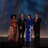 Bộ trưởng Y tế Nguyễn Thị Kim Tiến nhận giải thưởng từ Quỹ Từ thiện Bloomberg. (Ảnh: Phi Hùng/Vietnam+)