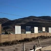 Các mẫu tường biên giới đang được lựa chọn để xây tại San Diego, bang California (Mỹ). (Nguồn: AFP/TTXVN)