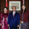 Thủ tướng New Zealand Jacinda Ardern đón Thủ tướng Nguyễn Xuân Phúc và Phu nhân. (Ảnh: Thống Nhất/TTXVN)