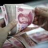 Kiểm tiền tại chi nhánh ngân hàng ở Hoài Bắc, tỉnh An Huy, Trung Quốc. (Nguồn: EPA/TTXVN)