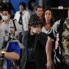 Khách du lịch sử dụng khẩu trang phòng dịch cúm lây lan tại sân bay quốc tế Los Angeles (Mỹ). (Nguồn: AFP/TTXVN)