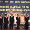 Phó Thủ tướng Vương Đình Huệ (ngoài cùng bên phải) trao Quyết định Công nhận thành phố Bắc Ninh là đô thị loại I cho lãnh đạo thành phố Bắc Ninh. (Ảnh: Thanh Thương/TTXVN)