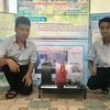 Hai em Lê Quang Minh và Phạm Nguyên Khang cùng sản phẩm Máy điều hòa theo nguyên lý chân không và tạo lốc xoáy. (Ảnh: Mai Trang/TTXVN)