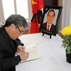 Đại sứ Nguyễn Đức Hòa ghi sổ tang tưởng nhớ nguyên Thủ tướng Phan Văn Khải. (Ảnh: Vũ Quang Thịnh/Canada)