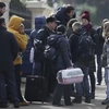 Các nhà ngoại giao Nga và gia đình rời Đại sứ quán Nga ở London, Anh. ((Nguồn: AFP/TTXVN)