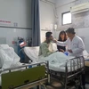 Các nạn nhân của vụ cháy đang được điều trị tại khoa cấp cứu, Bệnh viện Nguyễn Tri Phương. (Ảnh: Đinh Hằng/TTXVN)