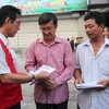 Đại diện Trung ương Hội Chữ thập Đỏ Việt Nam trao hỗ trợ cho gia đình nạn nhân. (Ảnh: Xuân Dự/TTXVN​)