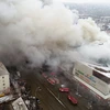 Khói bốc lên trong vụ hỏa hoạn tại trung tâm thương mại Anh đào mùa Đông. (Nguồn: THX/TTXVN)