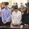Các bị cáo từ trái qua Hoàng Văn Tuấn, Lê Thị Thì và Nguyễn Diệu Linh tại phiên xét xử. (Ảnh: Doãn Tấn/TTXVN)