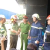 Thứ trưởng Bộ Công an Bùi Văn Thành kiểm tra hiện trường vụ cháy chung cư Carina, quận 8. (Ảnh: Hoàng Hải/TTXVN)