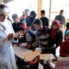 Trẻ em chờ được tiêm vắcxin tại Tây Ghouta, Syria. (Nguồn: THX/TTXVN)