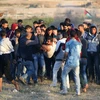 Người biểu tình Palestine trong cuộc xung đột với lực lượng an ninh Israel ở khu vực biên giới Gaza-Israel. (Nguồn: AFP/TTXVN)