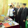Đại sứ Đỗ Hoàng Long và Thống đốc tỉnh Ismailia Yassin Taher tham quan tại khu trưng bày sách và tài liệu về Việt Nam. (Ảnh: Nguyễn Trường/Vietnam+)