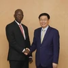 Phó Thủ tướng Vương Đình Huệ tiếp ông Ousmane Dione Giám đốc Quốc gia Ngân hàng Thế giới tại Việt Nam. (Ảnh: Phương Hoa/TTXVN)