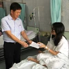 Đại sứ Việt Nam tại Thái Lan Nguyễn Hải Bằng trao quà hỗ trợ cho các nạn nhân đang điều trị tại bệnh viện. (Ảnh: Sơn Nam/TTXVN)