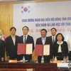 Hội đồng nhân dân hai tỉnh Gyeonggi-do và Hà Nam ký kết thông báo chung về tăng cường giao lưu hợp tác. (Ảnh : Nguyễn Thị Chinh/TTXVN)