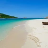 Bãi cát trắng trên đảo Bình Hưng. (Nguồn: vietravel.com)
