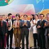 Phó Thủ tướng Vũ Đức Đam giao lưu với các thế hệ cán bô, nghệ sỹ, diễn viên của Nhà hát Tuổi trẻ Việt Nam. (Ảnh: Văn Điệp/TTXVN)