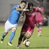Pha tranh bóng giữa cầu thủ hai đội Sài Gòn (áo hồng) và đội Than Quảng Ninh. (Ảnh: Quang Nhựt/TTXVN)