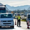 Cảnh sát Đức kiểm tra tại khu vực biên giới giữa Áo và Đức tại thành phố Kiefersfelden, miền Nam nước Đức. (Nguồn: AFP/TTXVN)