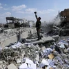 Một người lính Syria chụp ảnh tại đống đổ nát ở Trung tâm nghiên cứu khoa học gần Damascus (Nguồn: AP)