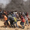Chuyển người bị thương trong xung đột giữa người biểu tình Palestine và binh sỹ Israel phía Đông khu vực biên giới giữa Dải Gaza và Israel. (Nguồn: AFP/TTXVN)