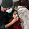 Thường dân Syria được điều trị triệu chứng khó thở sau các cuộc oanh kích được cho là sử dụng vũ khí hóa học ở Đông Ghouta. (Nguồn: AFP/TTXVN)