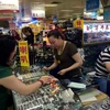 Người dân mua sắm tại trung tâm thương mại ở Thâm Quyến. (Nguồn: AFP/TTXVN)
