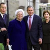 Cựu Tổng thống Mỹ George Herbert Walker Bush (trái), cựu Đệ nhất phu nhân Mỹ Barbara Bush (thứ 2, trái) cùng ông George W. Bush (thứ 2, phải) khi giữ chức Tổng thống Mỹ và Đệ nhất phu nhân Mỹ Laura tại Washington DC., ngày 26/1/2002. (Nguồn: AFP/TTXVN)