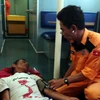 Chăm sóc y tế cho các ngư dân khi vừa về bờ tại Đà Nẵng. Ảnh: Ảnh: Tấn Nguyên/TTXVN)