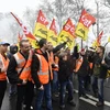 Nhân viên của Công ty đường sắt quốc gia Pháp (SNCF) tham gia đình công phản đối các cuộc cải cách của Chính phủ tại Paris. (Nguồn: AFP/TTXVN)