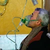 Người dân Syria được điều trị triệu chứng khó thở sau một vụ tấn công được cho là sử dụng vũ khí hóa học ở Douma (Syria). (Nguồn: AFP/ TTXVN)