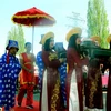 Hội Đồng hương Phú Thọ dâng lễ vật lên các vua Hùng. (Ảnh: Quang Vinh/TTXVN)