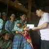 Lãnh đạo huyện Sốp Cộp động viên, hỗ trợ gia đình các nạn nhân. (Ảnh: Nguyễn Chiến/TTXVN)