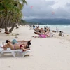 Khách du lịch tại thiên đường nghỉ dưỡng Boracay, Philippines. (Nguồn: AFP/TTXVN)