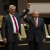 Tân Chủ tịch Cuba Miguel Diaz-Canel (trái) trở thành người kế nhiệm Chủ tịch Raul Castro (phải) lãnh đạo đất nước Cuba. (Nguồn: THX/TTXVN)