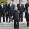 Nhà lãnh đạo Triều Tiên Kim Jong-un (giữa, phía trước) cùng các quan chức và trợ lý cấp cao tới làng đình chiến Panmunjom. (Nguồn: YONHAP/TTXVN)