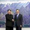 Tổng thống Hàn Quốc Moon Jae-in (phải) và nhà lãnh đạo Triều Tiên Kim Jong-un tại cuộc hội đàm ở làng đình chiến Panmunjom. (Nguồn: Yonhap/TTXVN)