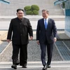 Nhà lãnh đạo Triều Tiên Kim Jong-un (trái) và Tổng thống Hàn Quốc Moon Jae-in bắt tay hữu nghị tại làng đình chiến Panmunjom. (Nguồn: YONHAP/TTXVN)