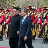Tổng thống Hàn Quốc Moon Jae-in (phải) và Nhà lãnh đạo Triều Tiên Kim Jong-un (trái) duyệt đội danh dự tại quảng trường ở làng đình chiến Panmunjom. (Nguồn: AFP/TTXVN)