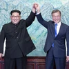 Tổng thống Hàn Quốc Moon Jae-in (phải) và Nhà lãnh đạo Triều Tiên Kim Jong-un (trái) nhất trí hướng tới một giải pháp hòa bình bền vững tại Hội nghị thượng đỉnh liên Triều. (Nguồn: YONHAP/TTXVN)